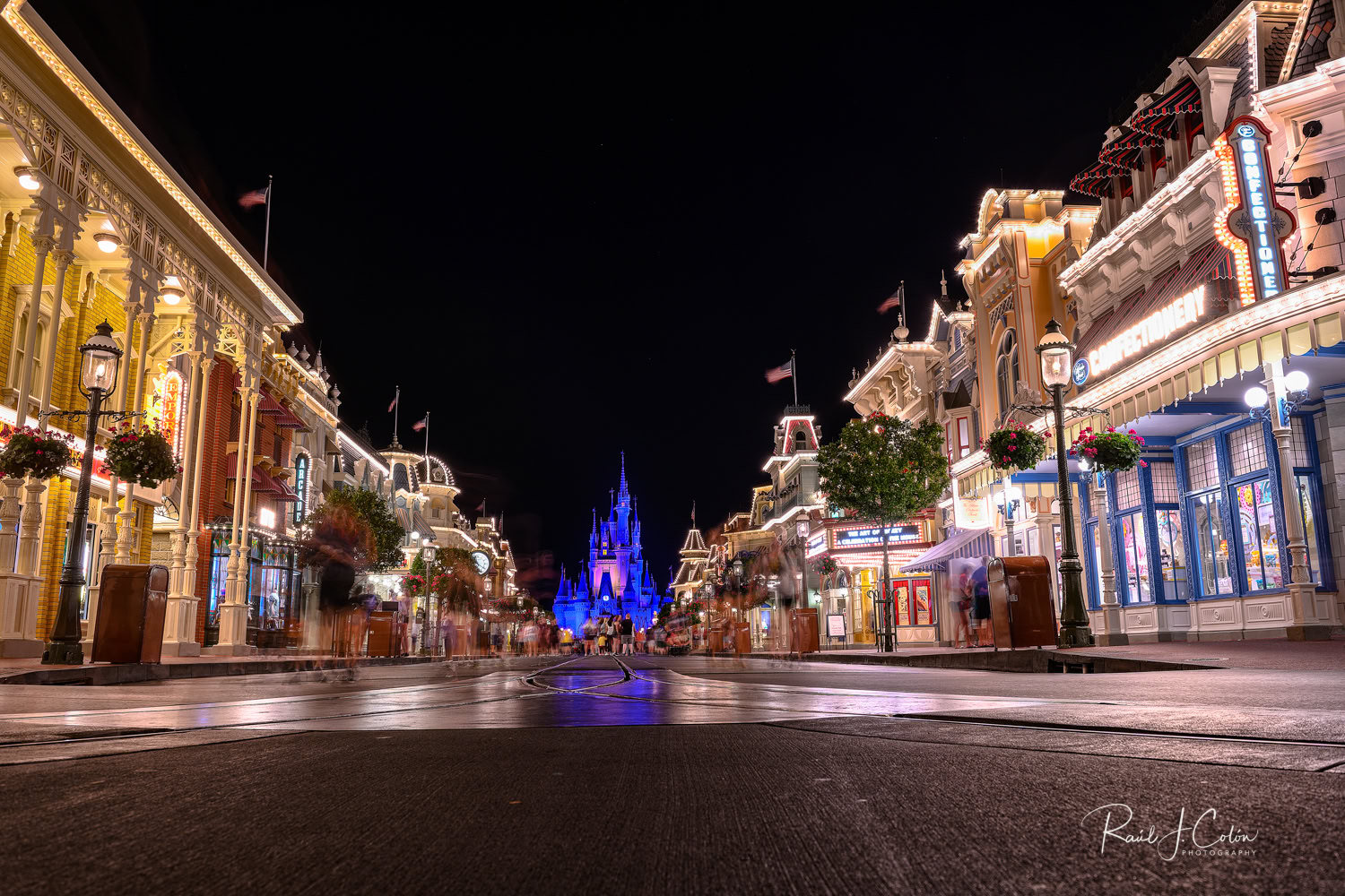 A stunning nighttime view of Main Street, U.S.A., at Magic Kingdom, with Cinderella’s Castle illuminated in the background. Captured by Raúl Colón, Photographer and Travel Advisor, during an exclusive Annual Passholder event.