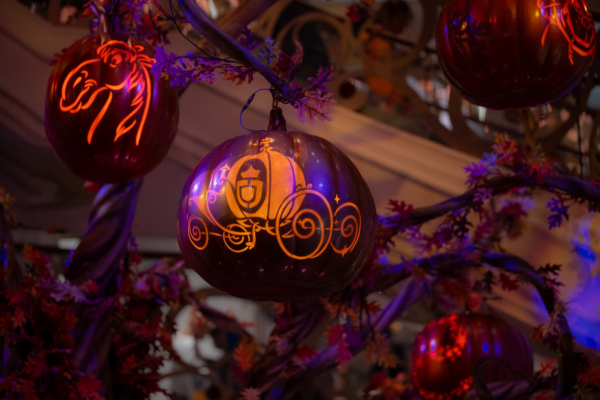 Disney Wish Halloween Tree – Halloween on the High Seas Disney Wish Halloween Tree with glowing pumpkins during Halloween on the High Seas