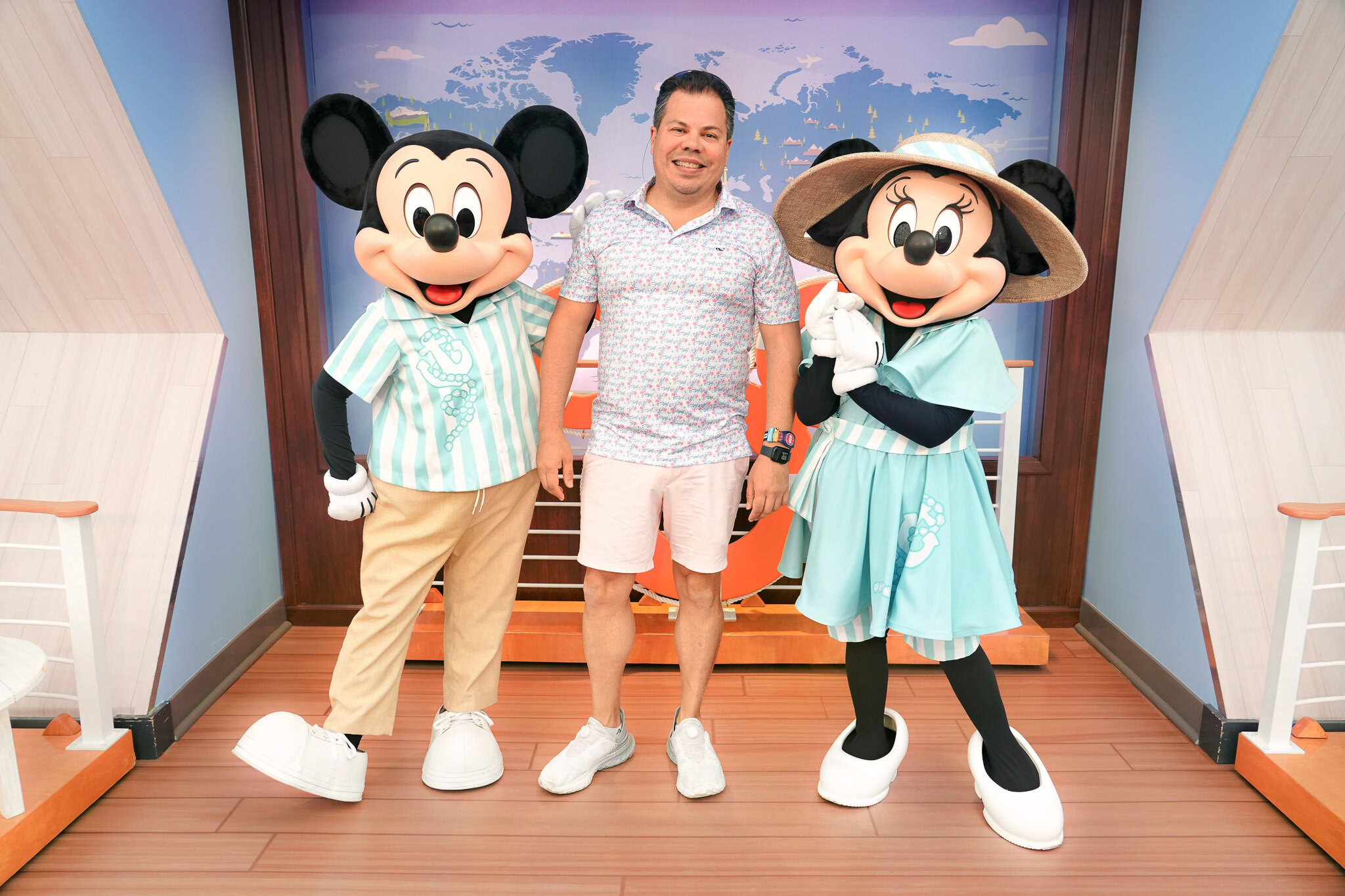 Ra&uacute;l Col&oacute;n poses with Mickey Mouse and Minnie Mouse at EPCOT&rsquo;s World Celebration.