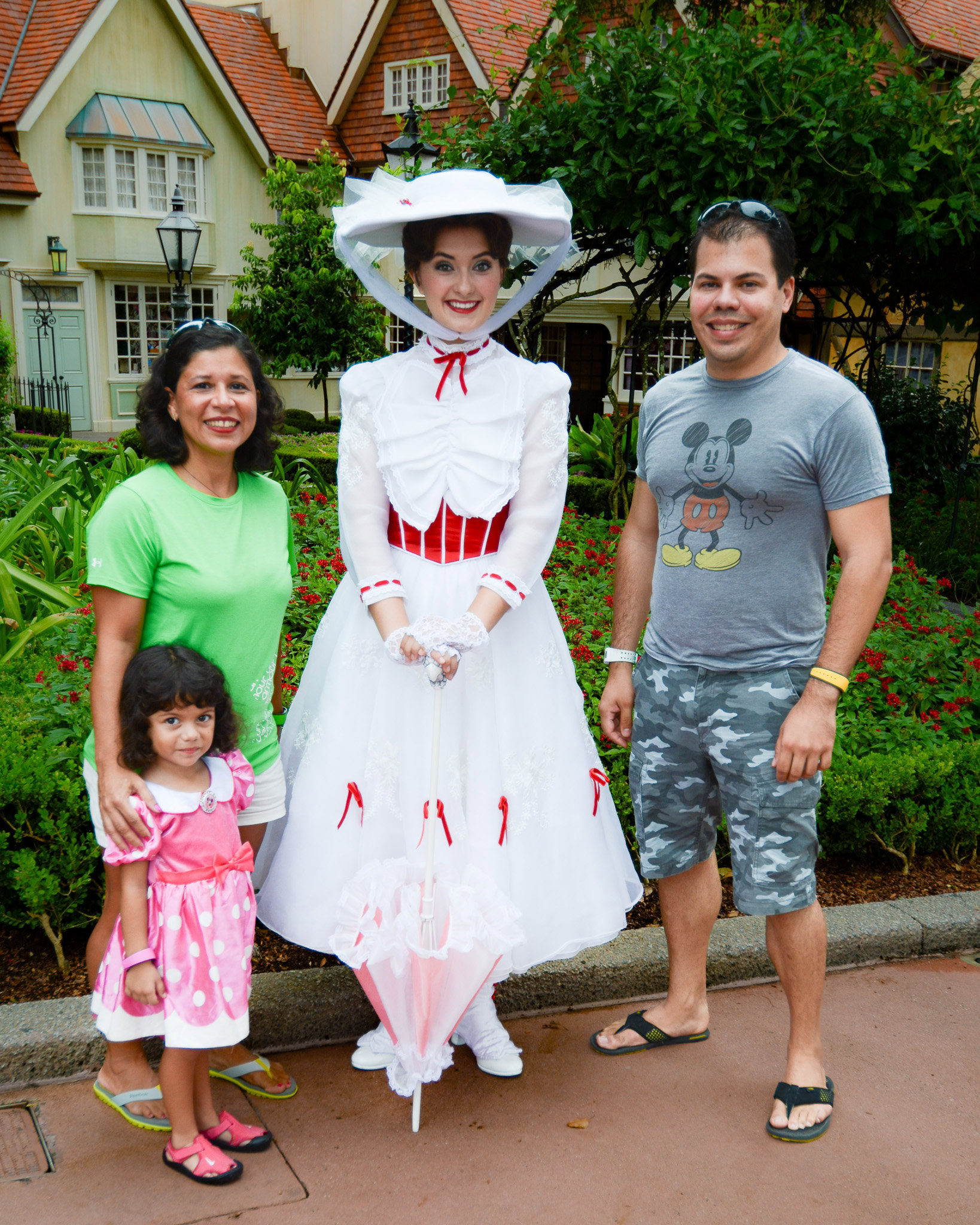 Raúl, Lucy, and their daughter Daniela posing with Mary Poppins during their first visit to Disney.