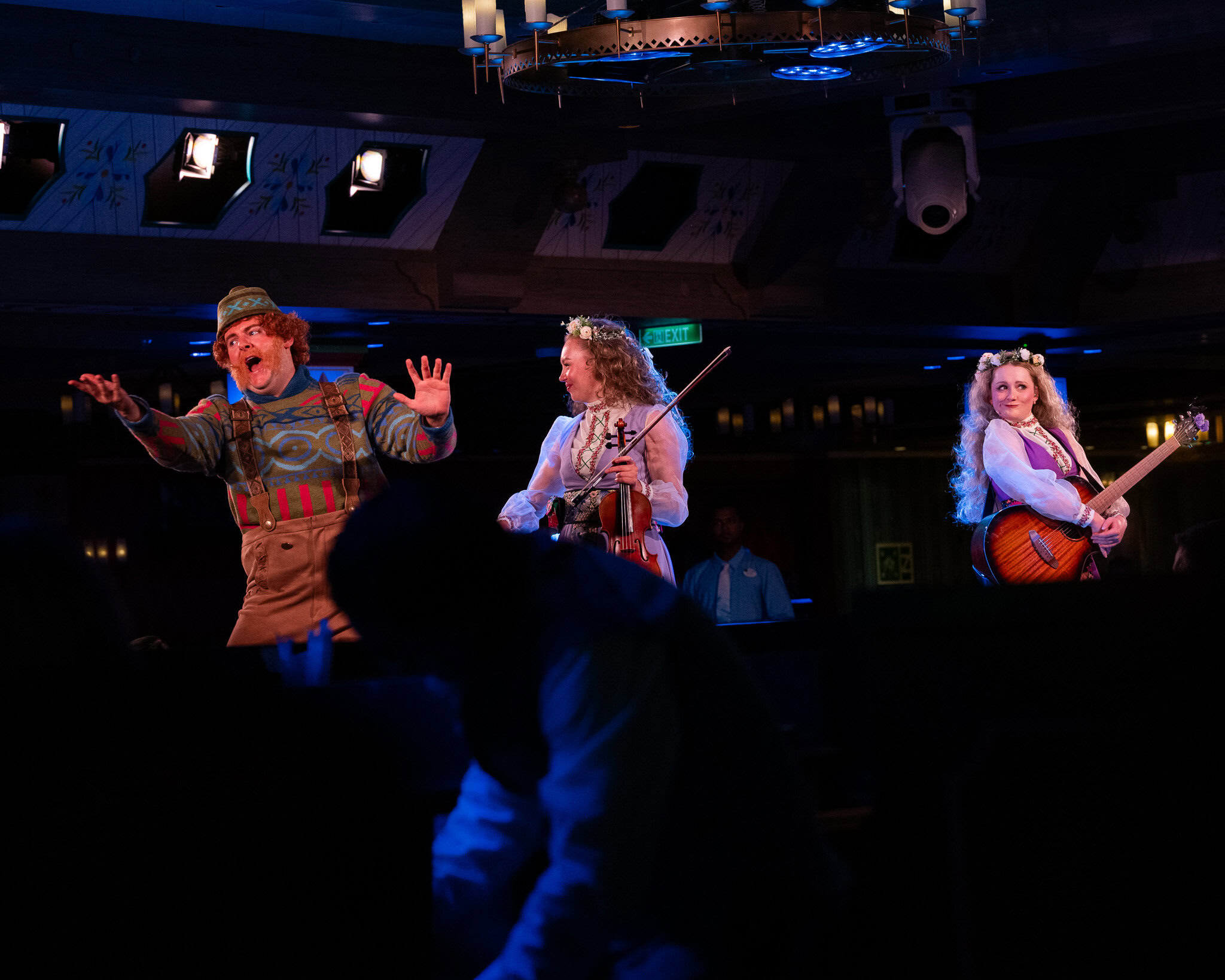 Disney Wish Arendelle Frozen Dinner – Wandering Oaken and Royal Musicians Performance Wandering Oaken performing with the Royal Musicians during the Disney Wish Arendelle Frozen Dinner show.