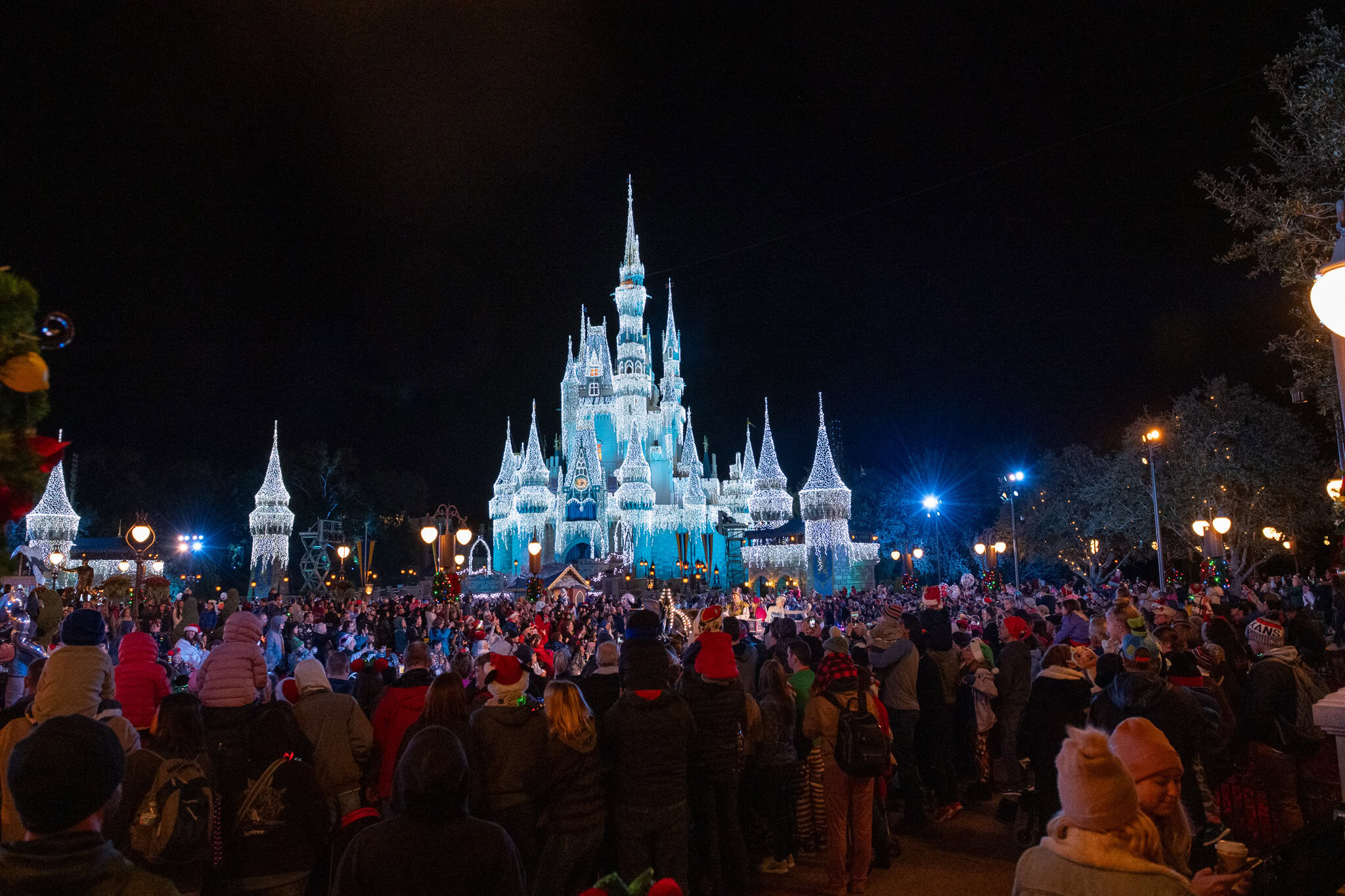 cinderella-castle-dream-lights-mickeys-very-merry-christmas-party
