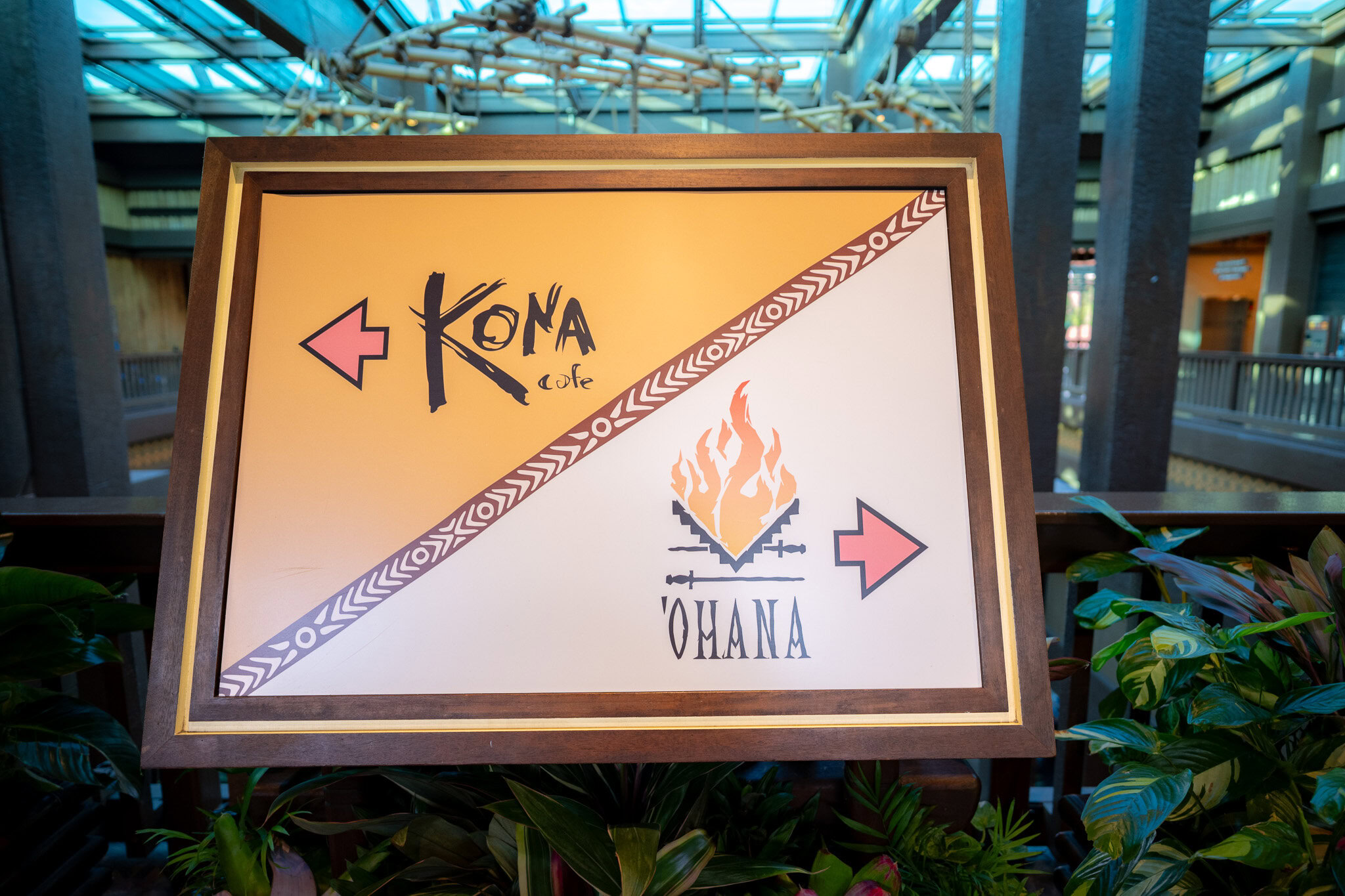 Directional sign for Kona Caf&eacute; and &lsquo;Ohana inside Disney&rsquo;s Polynesian Village Resort