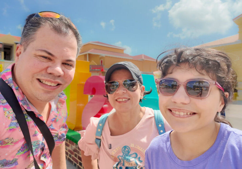 Family selfie of Raúl, Lucy, and Daniela in St. Kitts during a Disney Magic Southern Caribbean cruise day.
